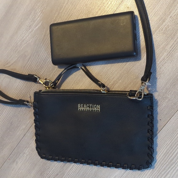 Kenneth Cole Crossbody with wrist strap - Picture 5 of 5
